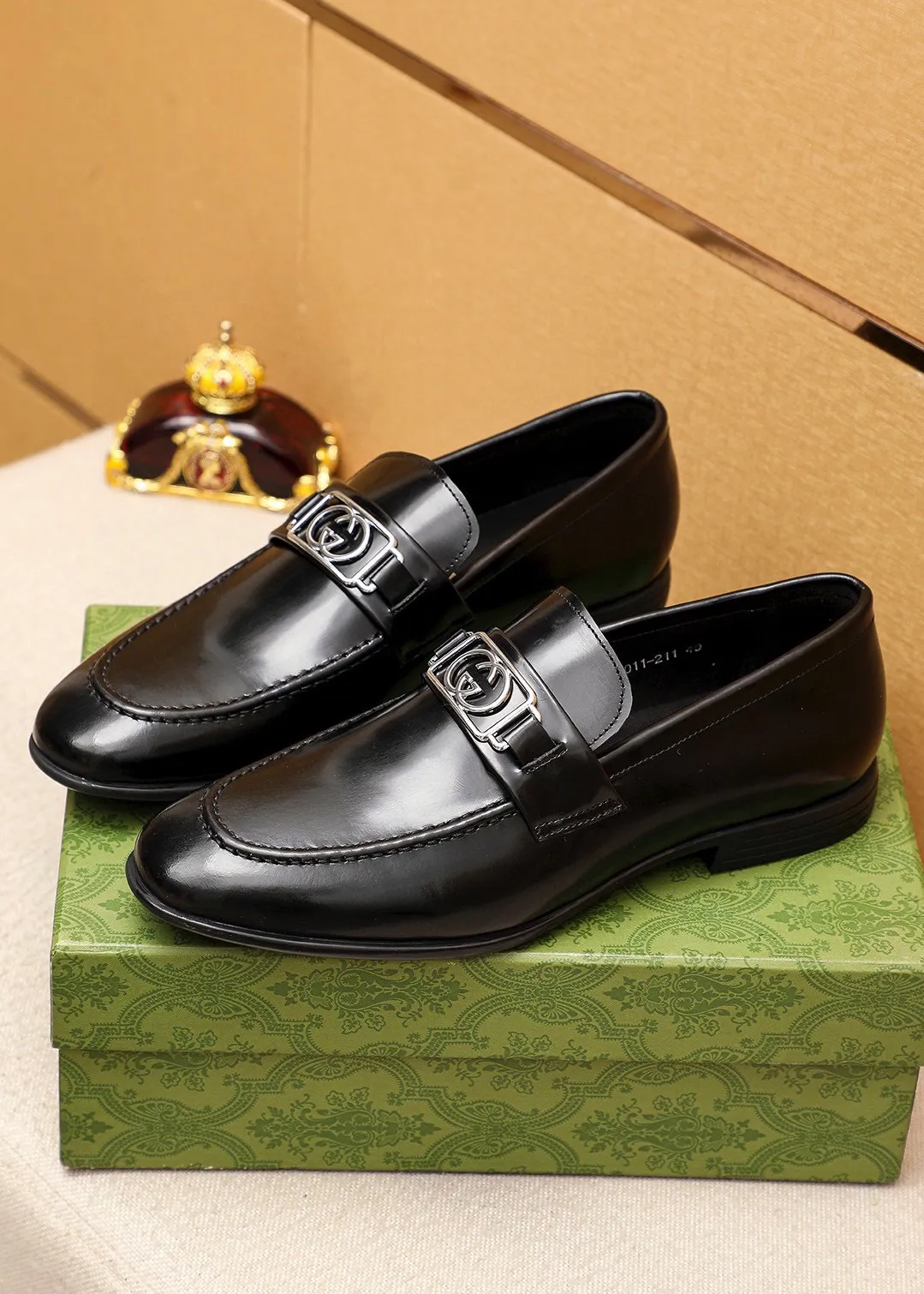 Men's shoes 💰460 💐 Product trademark: GUCCI "Gucci" casual leather shoes Regular size: 39-45 (38.45🉑️customized) Product materials: Selected imported first-layer open-edge beaded cowhide leather upper + luxury hardware buckle, imported cowhide leather lining. Strong three-dimensional visual effect, rubber outsole Color: 1⃣️color optional